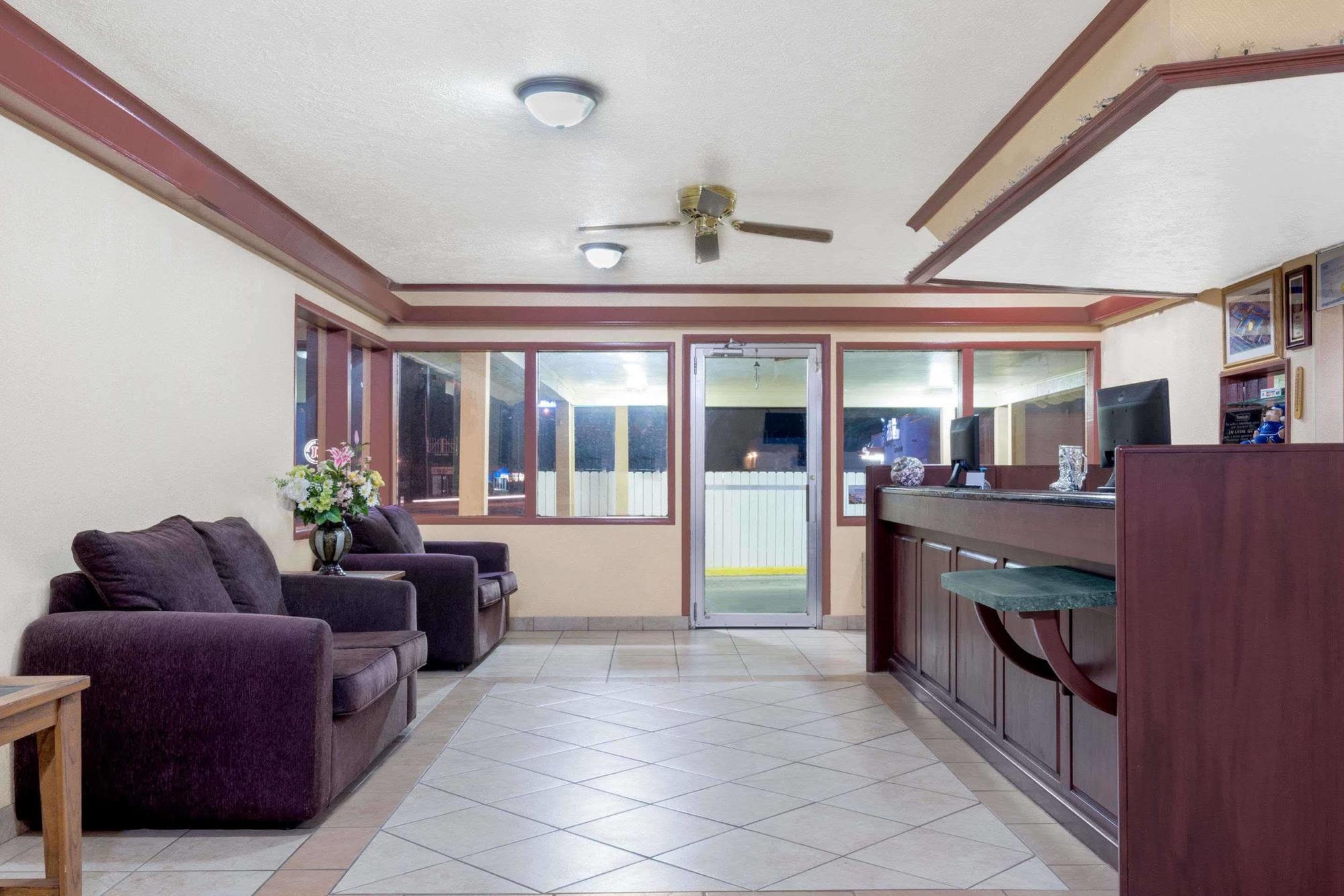 Travelodge By Wyndham Dodge City Εξωτερικό φωτογραφία